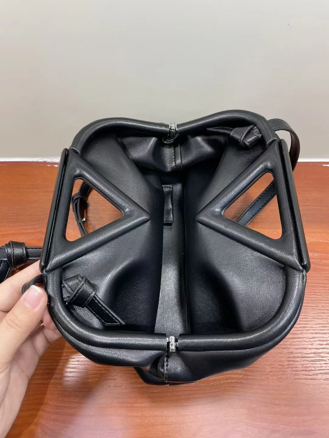 

2021 luxury big brand inverted triangle bag real cowhide handbag magnetic buckle clip cloud dumpling bag shoulder messenger bag