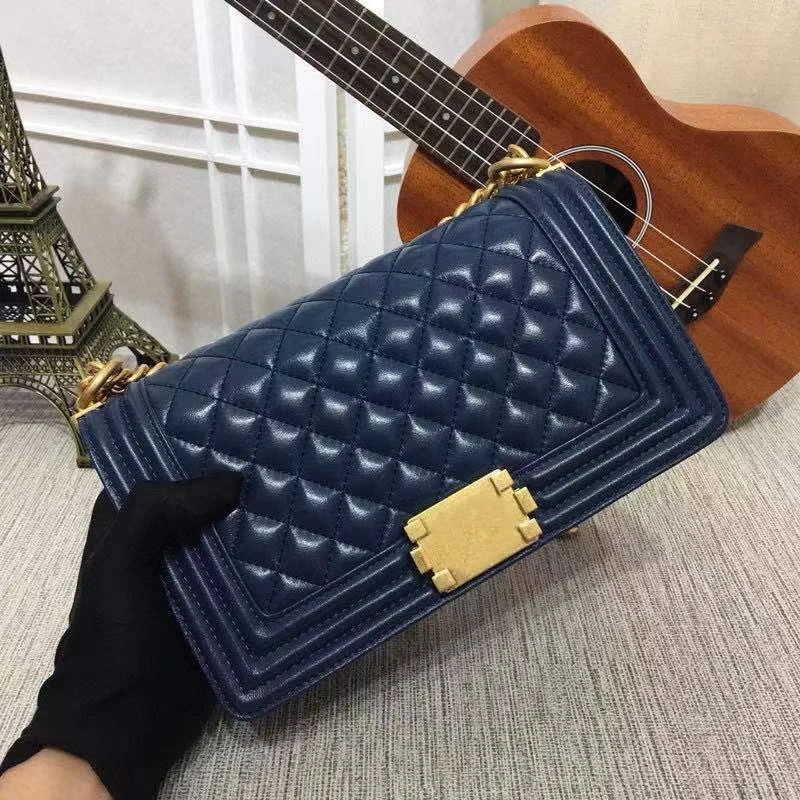 

Luxury quality top material makes classic shoulder bag