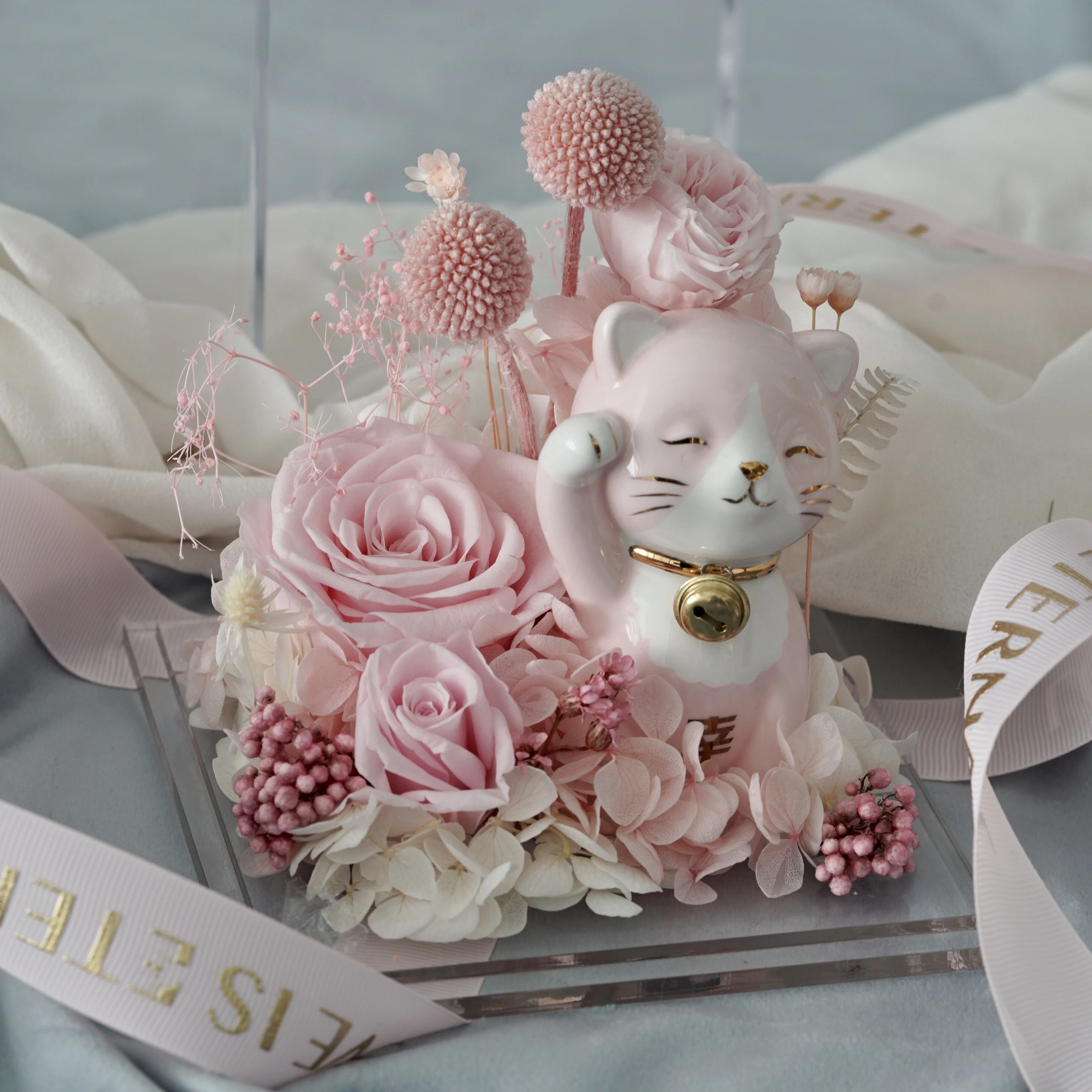 Счастливая кошка сохраняющая цветок розы бессмертный стеклянная коробка