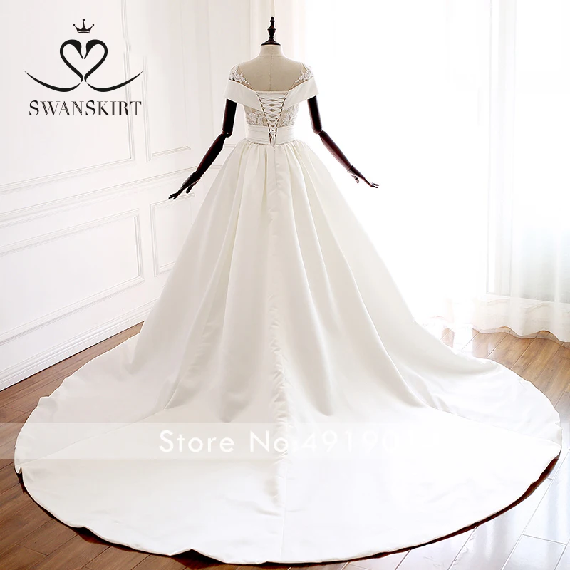 Винтажное атласное свадебное платье с аппликацией Swanskirt A242 трапециевидной формы