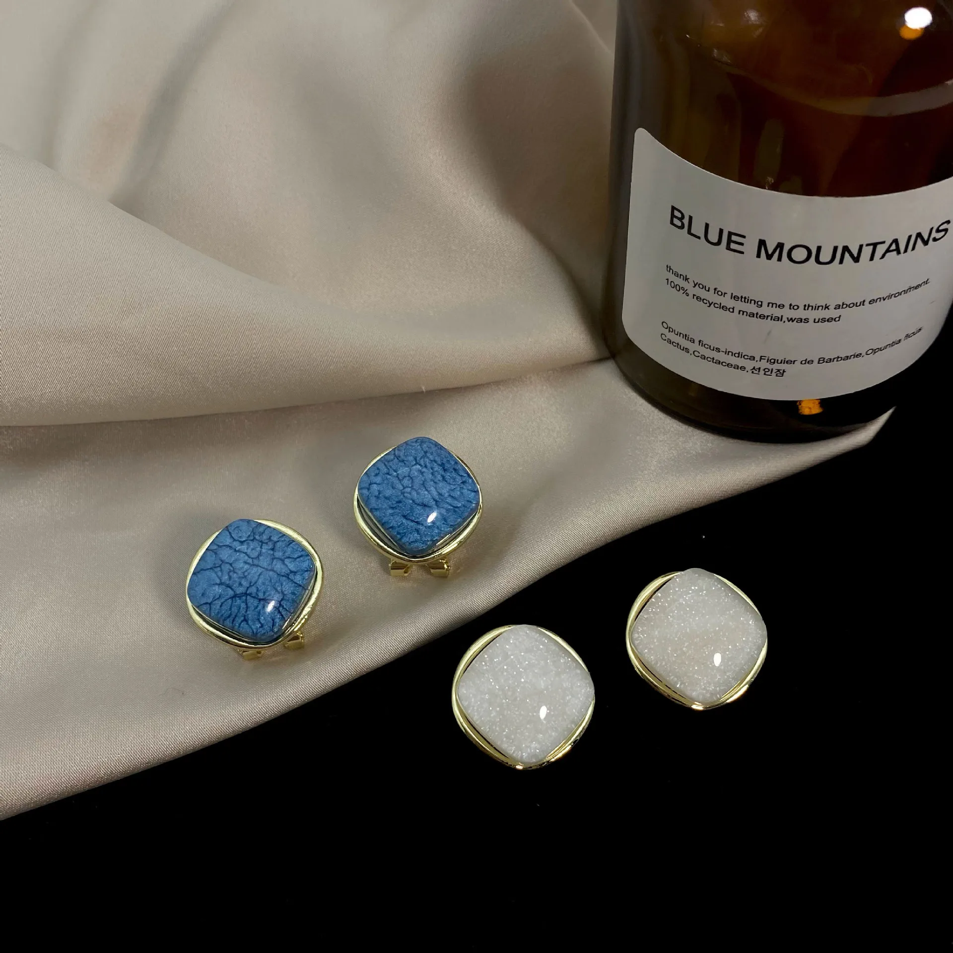 

Blue geometric acrylic Earrings 2021 new fashion retro French Earrings simple temperament minority autumn and winter Earrings