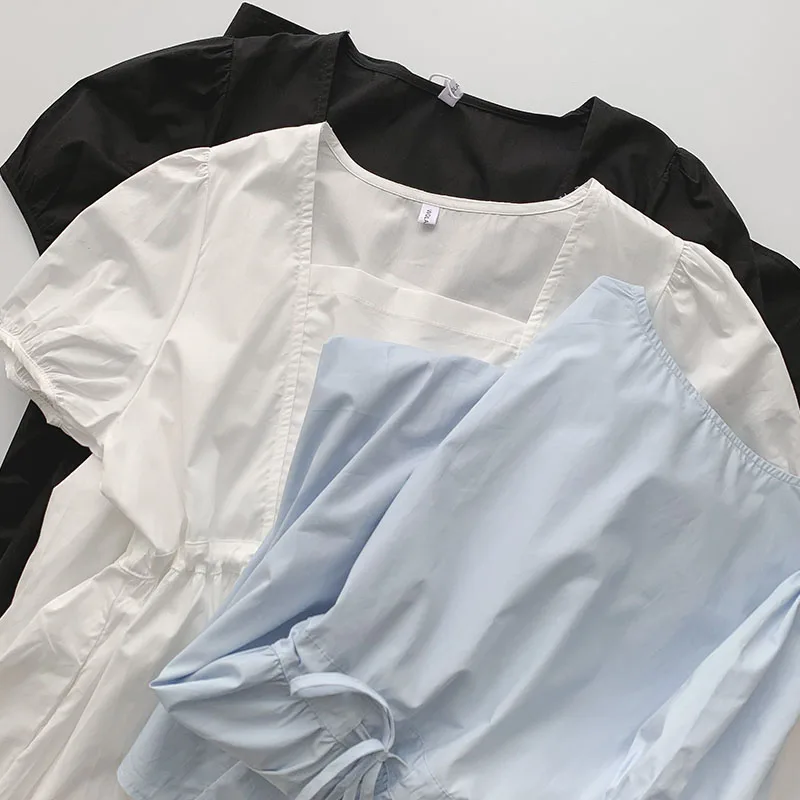 Женское приталенное платье с завышенной талией А силуэта квадратным вырезом