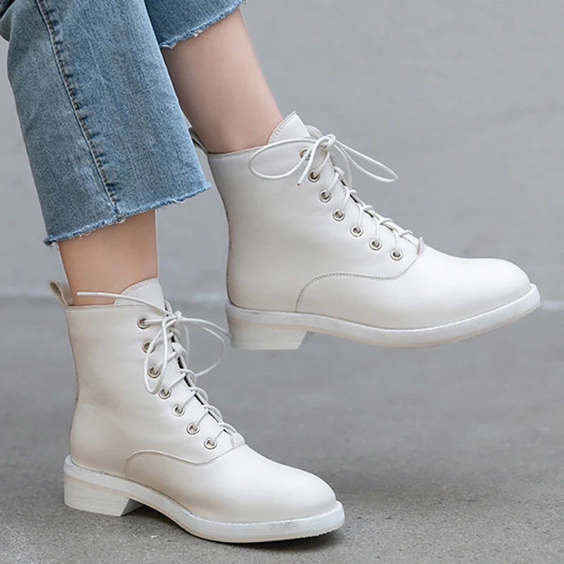 Женские кожаные ботинки челси черные на низком каблуке с круглым носком и