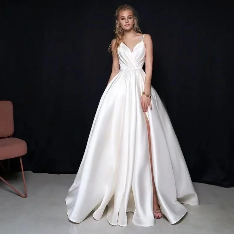 Платье свадебное атласное на бретелях спагетти с глубоким V образным вырезом без