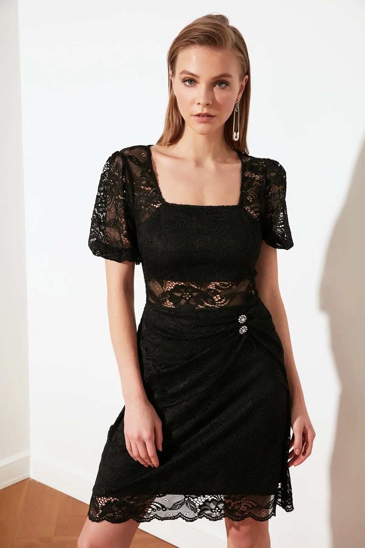 

Женское черное кружевное платье на пуговицах
