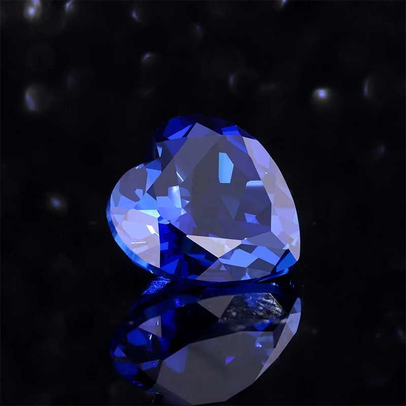 Выращенный в лаборатории королевский синий сапфир форме сердца свободный камень