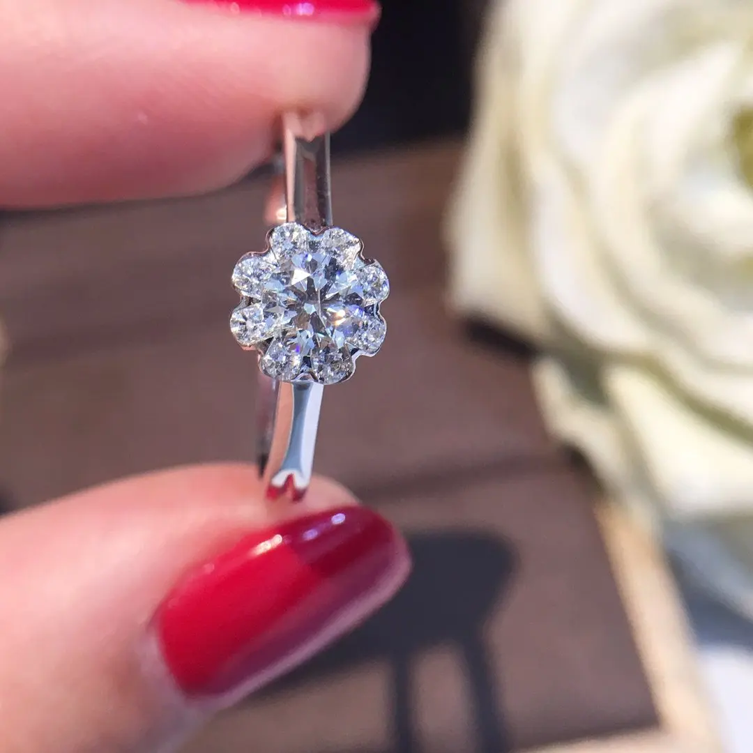 Кольцо из чистого золота 18 карат с натуральными бриллиантами красивое кольцо