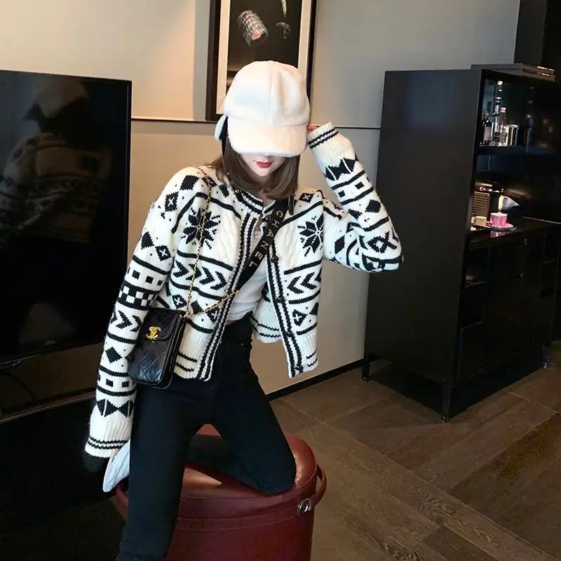 

2021 new xiaoxiangfeng sweater cardigan women's spring and autumn Korean Edition versatile retro slim short knitted top sweater