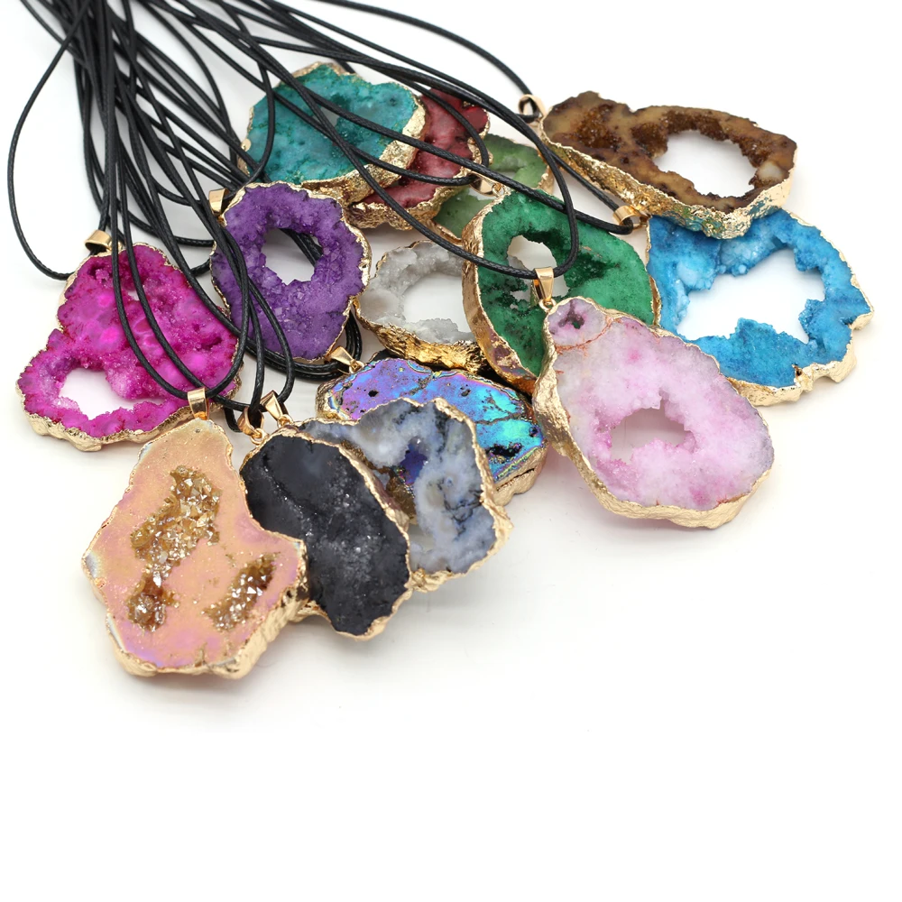 

Подвеска из натурального полудрагоценного камня неправильной формы с позолоченными бутонами, размер 40x30x6 мм-50x30x6 мм, длина цепочки 60 + 5