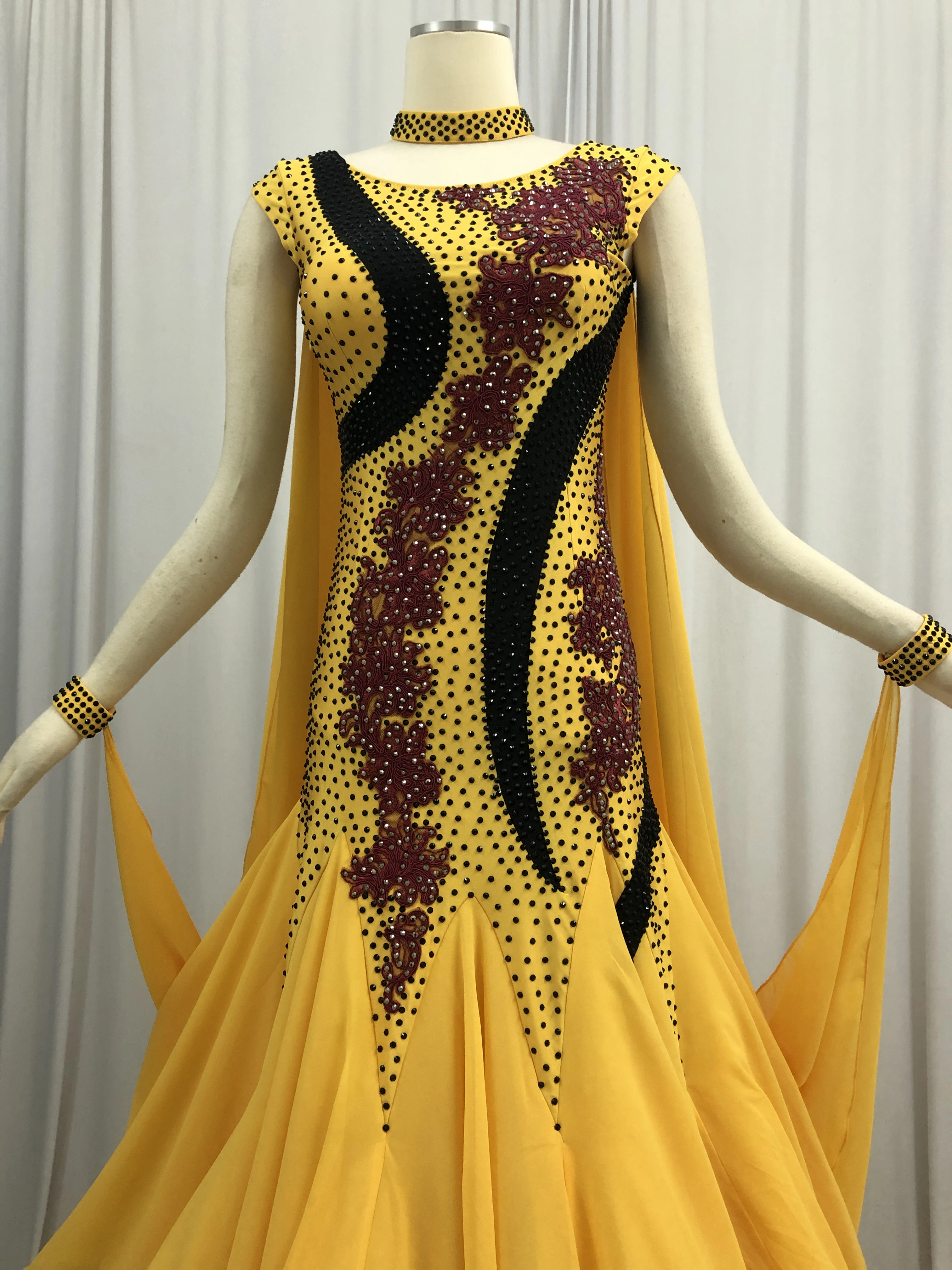 Женское платье для Бальных соревнований желтое с длинным рукавом вальса