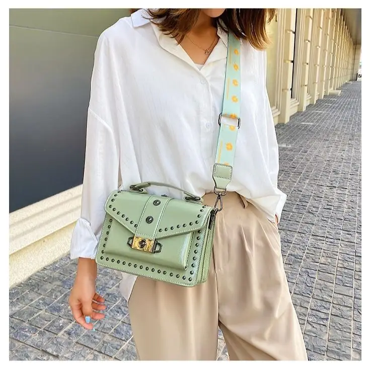 

New Bag Women European and American Fashion Rivets Western Style Handbag Retro All-match Diagonal One-shoulder Small Square Bag