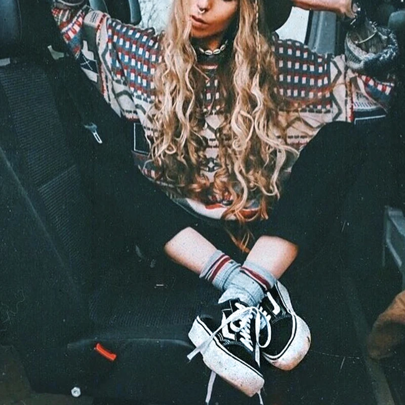 Женский трикотажный свитер в полоску с длинным рукавом и круглым вырезом