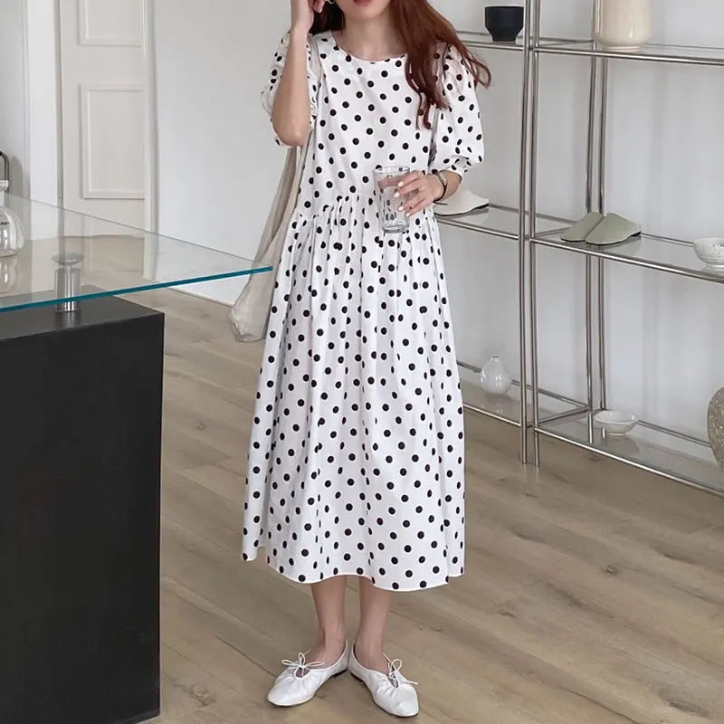 Простое Длинное свободное платье в черно-белый горошек со складками на спине с