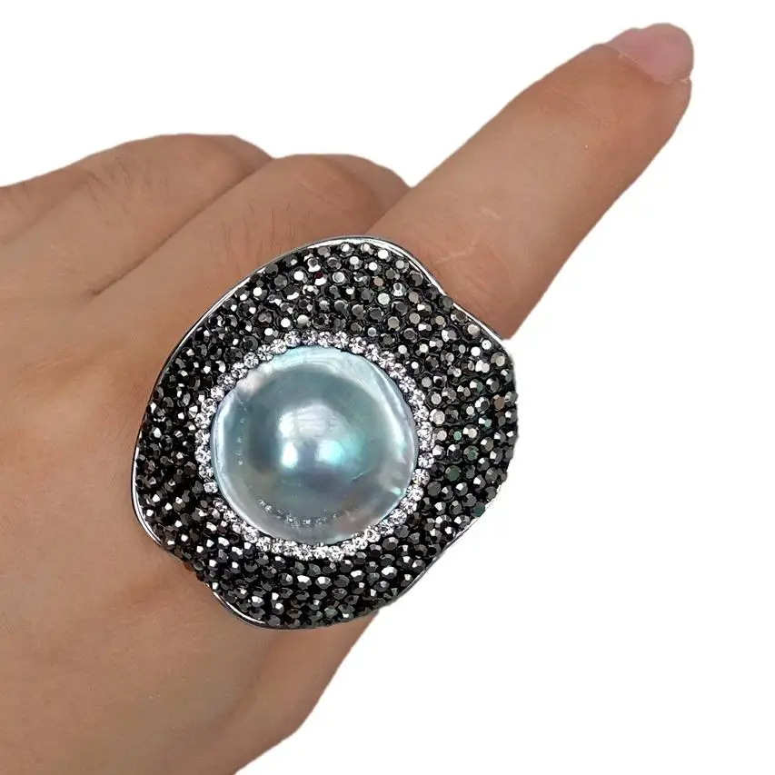 

Регулируемое кольцо с натуральными монетами и жемчугом