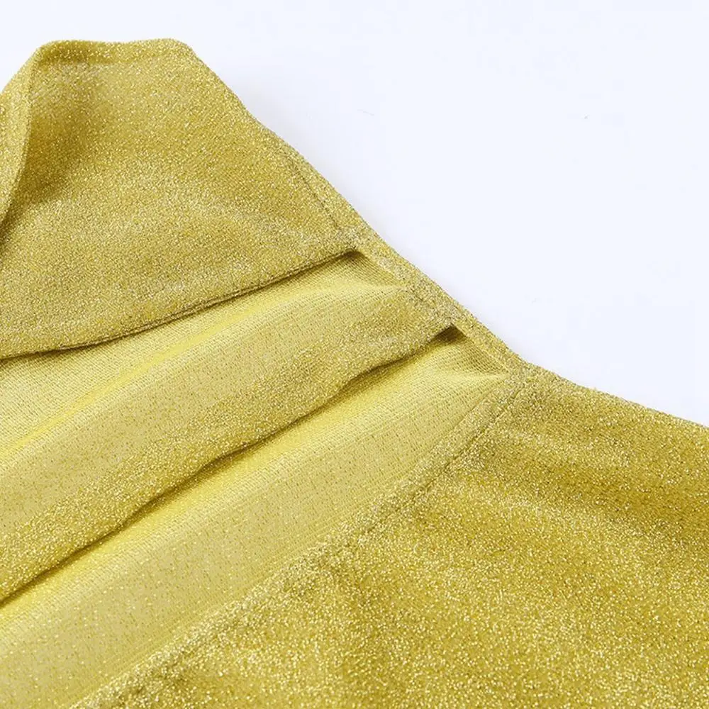 Женское платье однотонное облегающее грудь без бретелек с вырезом бедра