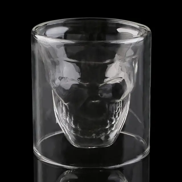 стакан. стаканы слушать. бокалы с цветным дном. стакан на столе. стаканы слушать.