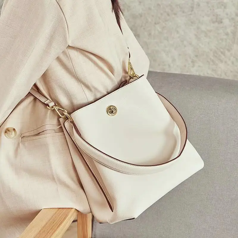 

Luxury Designer Brand Handbag 2019 New Oil Wax Leather Large Capacity Bucket Bag Casual Mobile Slung Shoulder Bag Sac a main