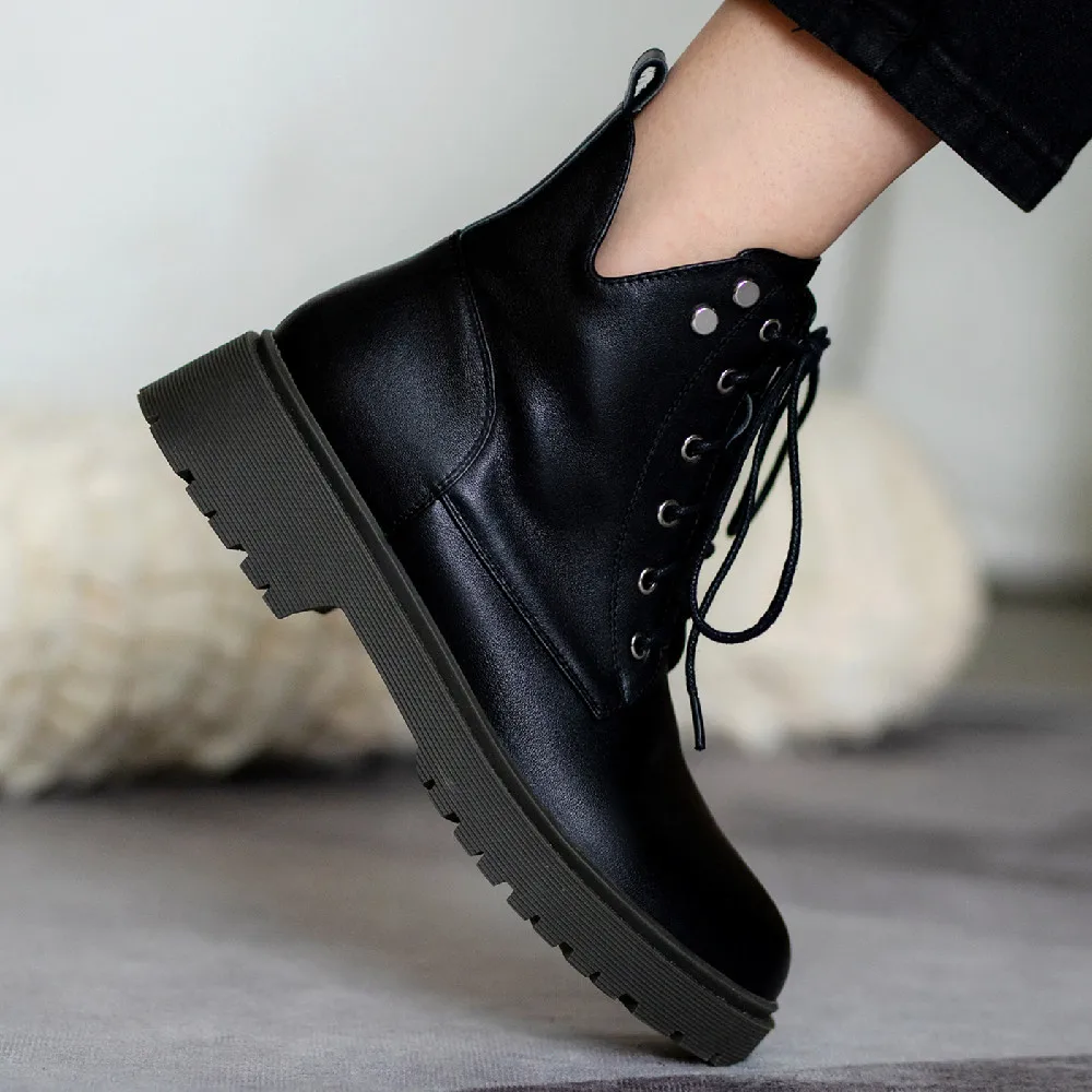 

Женская обувь, натуральная кожа, на шнуровке, с перфорацией, на шнуровке; Сезон осень; Ботинки с круглым носком и застежкой в стиле «панк» кор...