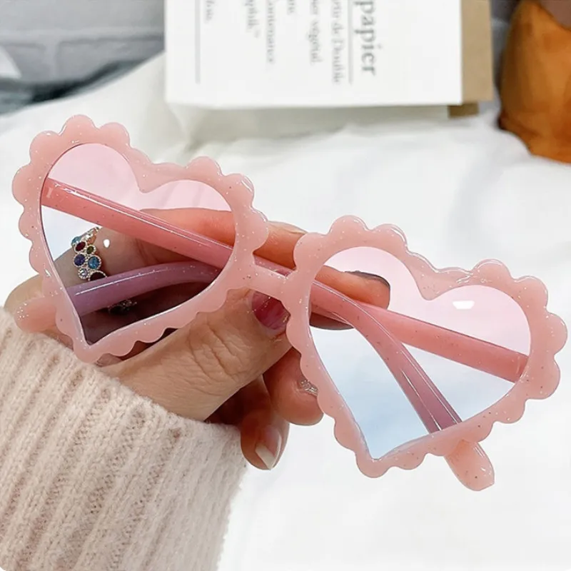 

2022 Fashion Retro Cutu Children Heart Small Sunglasses Elegant Shiny One Peice Classic Vintage Eyewear Gradient Trend Sunshade