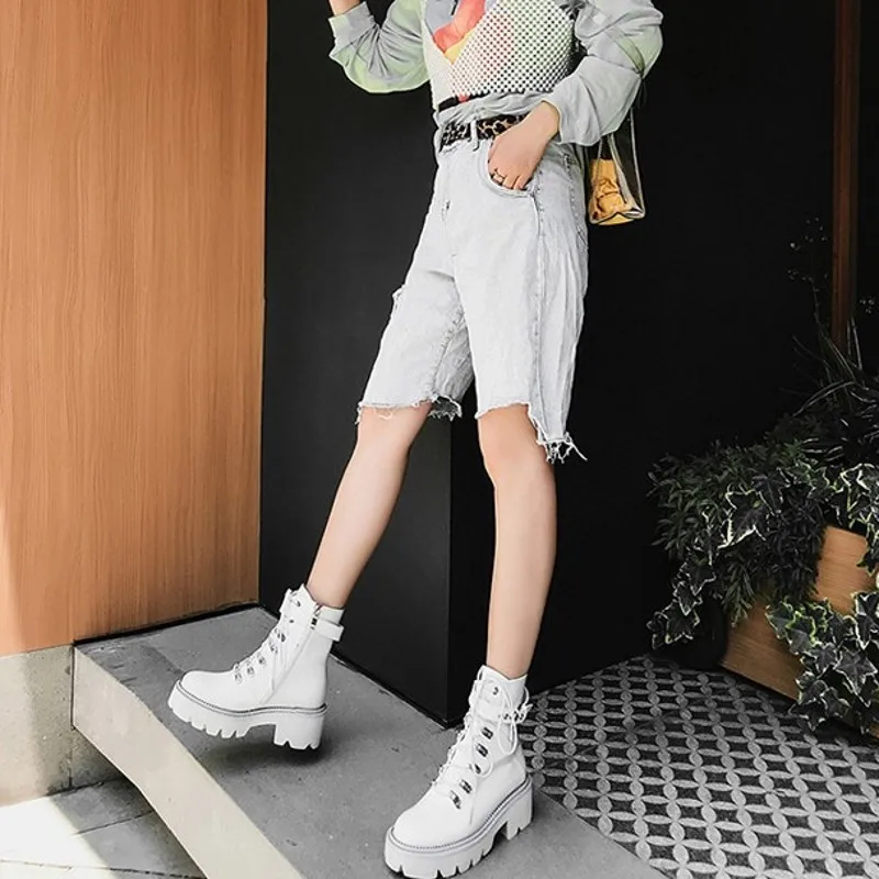 Женские ботильоны из лакированной кожи на платформе с круглым носком и