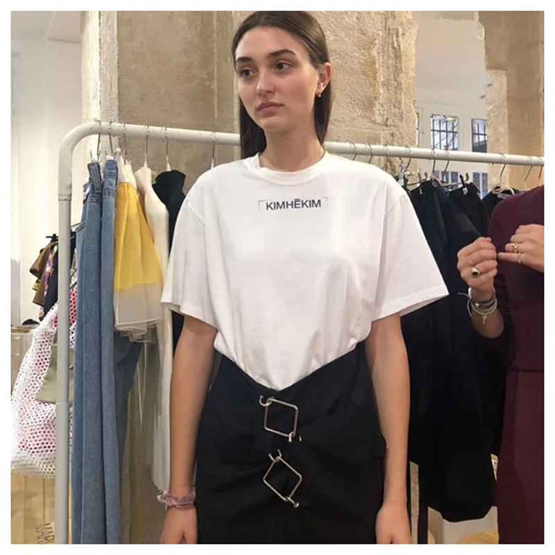 

KIMHEKIM Классическая черно-белая простая повседневная модная брендовая свободная парная футболка с коротким рукавом и буквенным принтом для ...