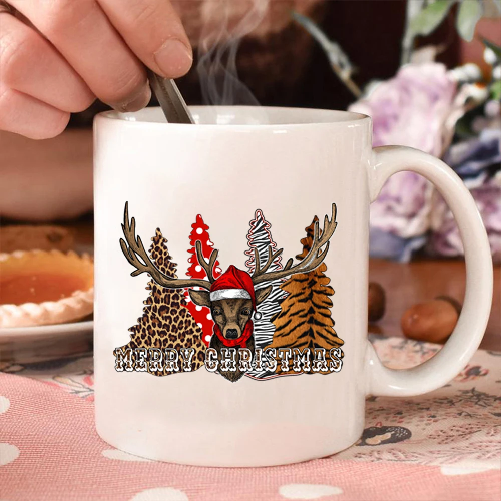 Керамическая чашка для воды на Новый год с принтом Санты и ёлки.