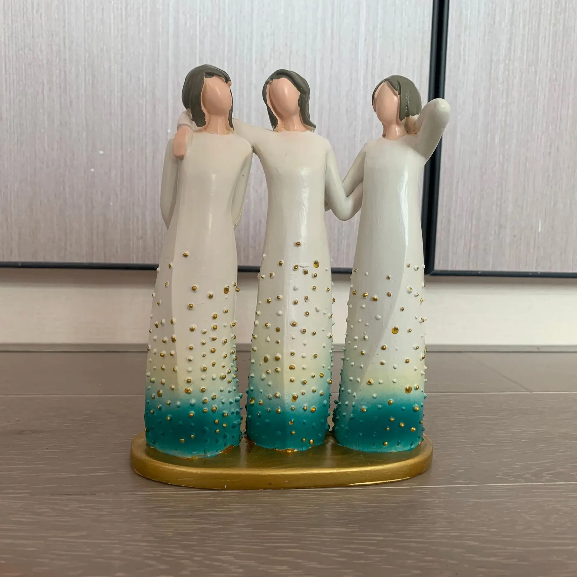 

Warm Embrace Statue My Sister My Friend Three Good Sisters by My Side Resin Sculpted Hand-Painted Figure Resin Ornament