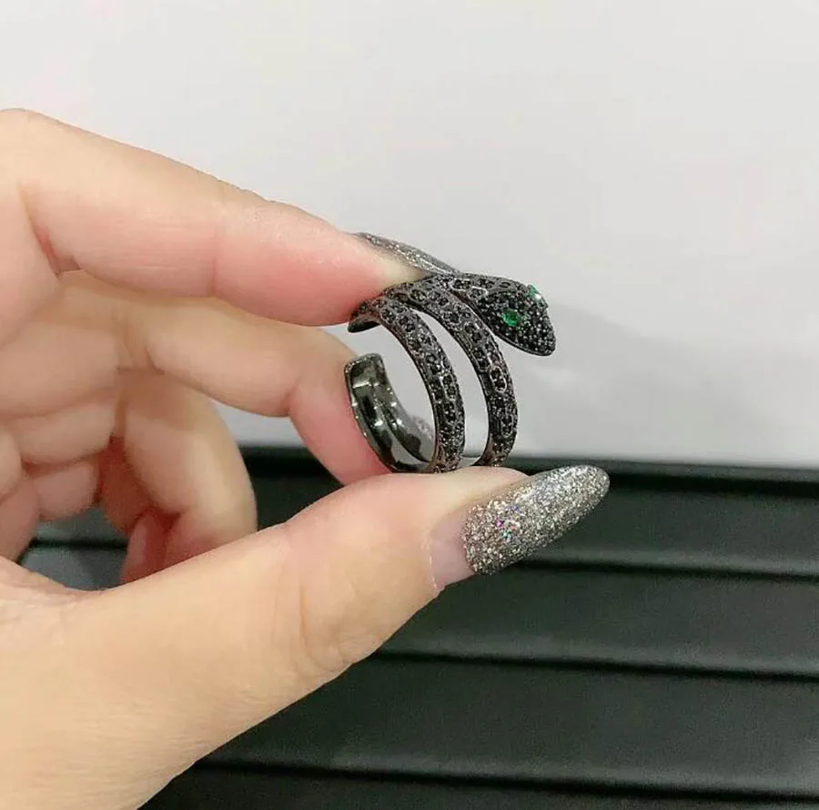 Новинка одиночная черная змеиная форма зеленый глаз зажим для ушей забавные