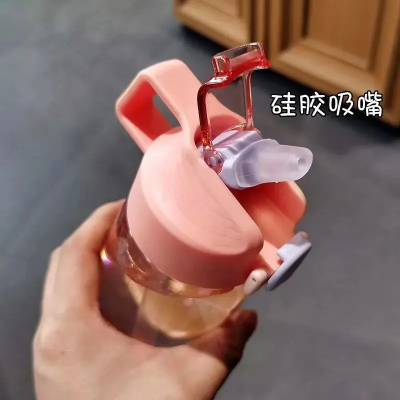 

Large capacity duckbill with graduated straw water cup for boys and girls
