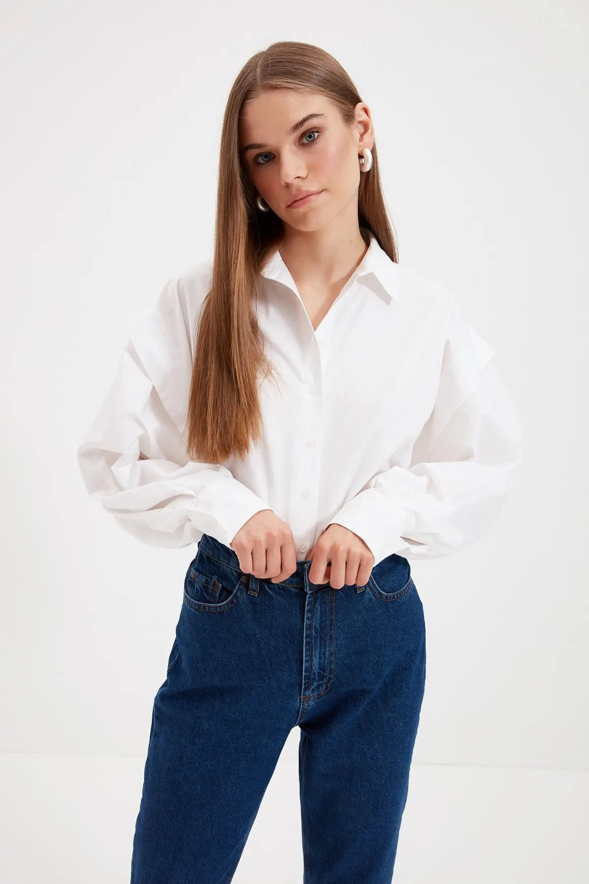 

Женская белая рубашка