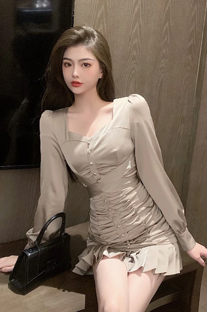 

French Light Mature Dress Women's 2020 New Slim Waist Long Sleeve Small Square Collar Pleated Short Skirt
