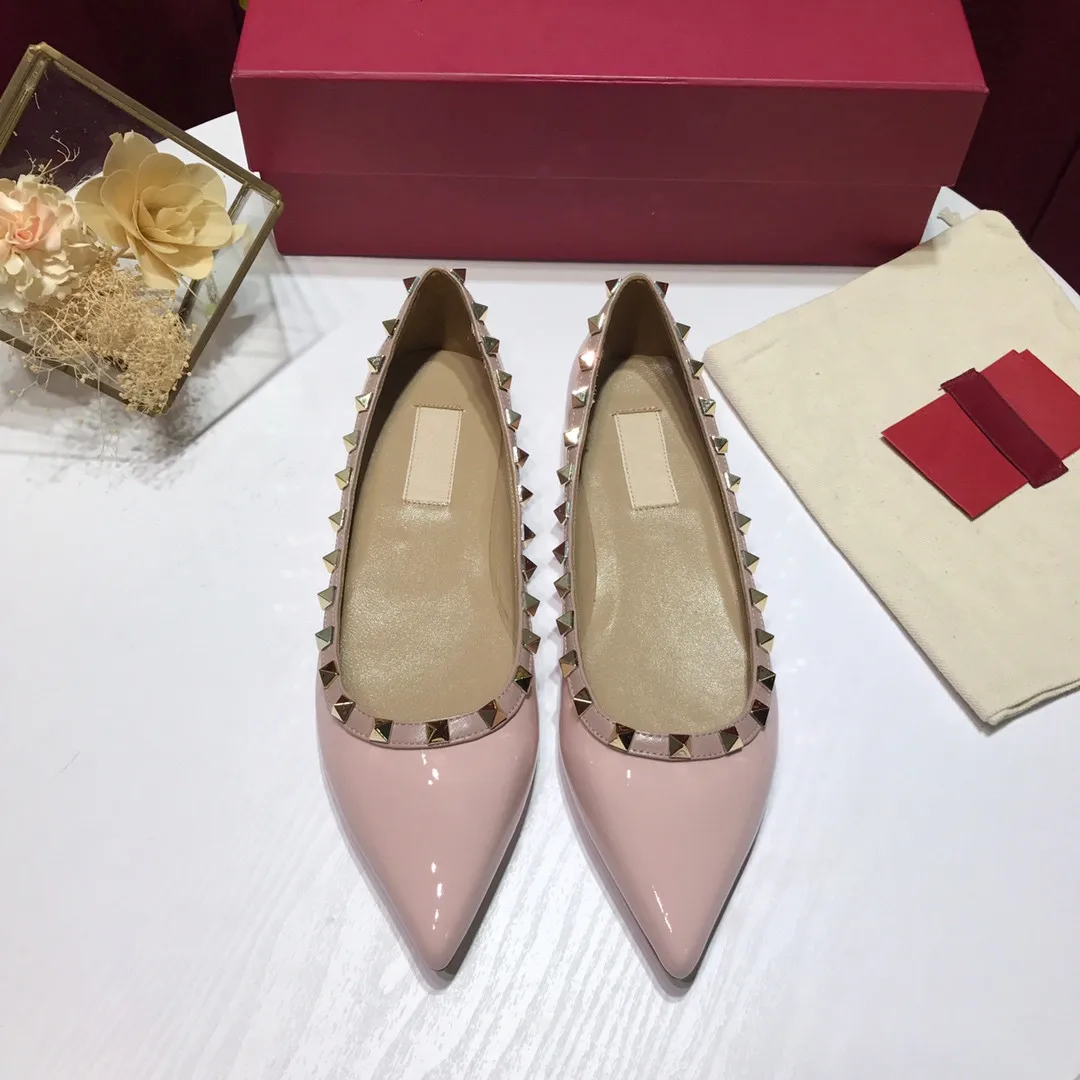 

Luxury Quality Brand V 2021 New Shallow Mouth Pointed Toe All-Match Boat Shoes Rivet Flat Ballet Flat Soft Sole Shoes Women