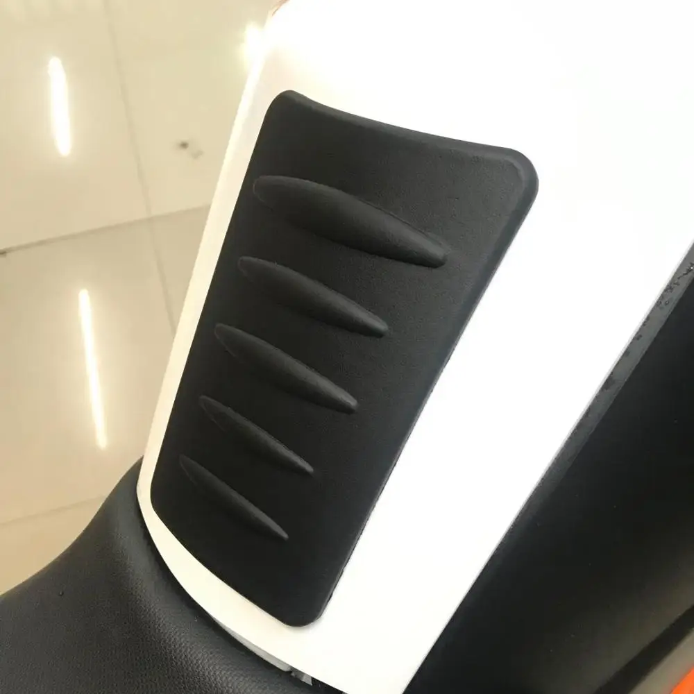 Черная резиновая боковая накладка на бак мотоцикла | Автомобили и мотоциклы