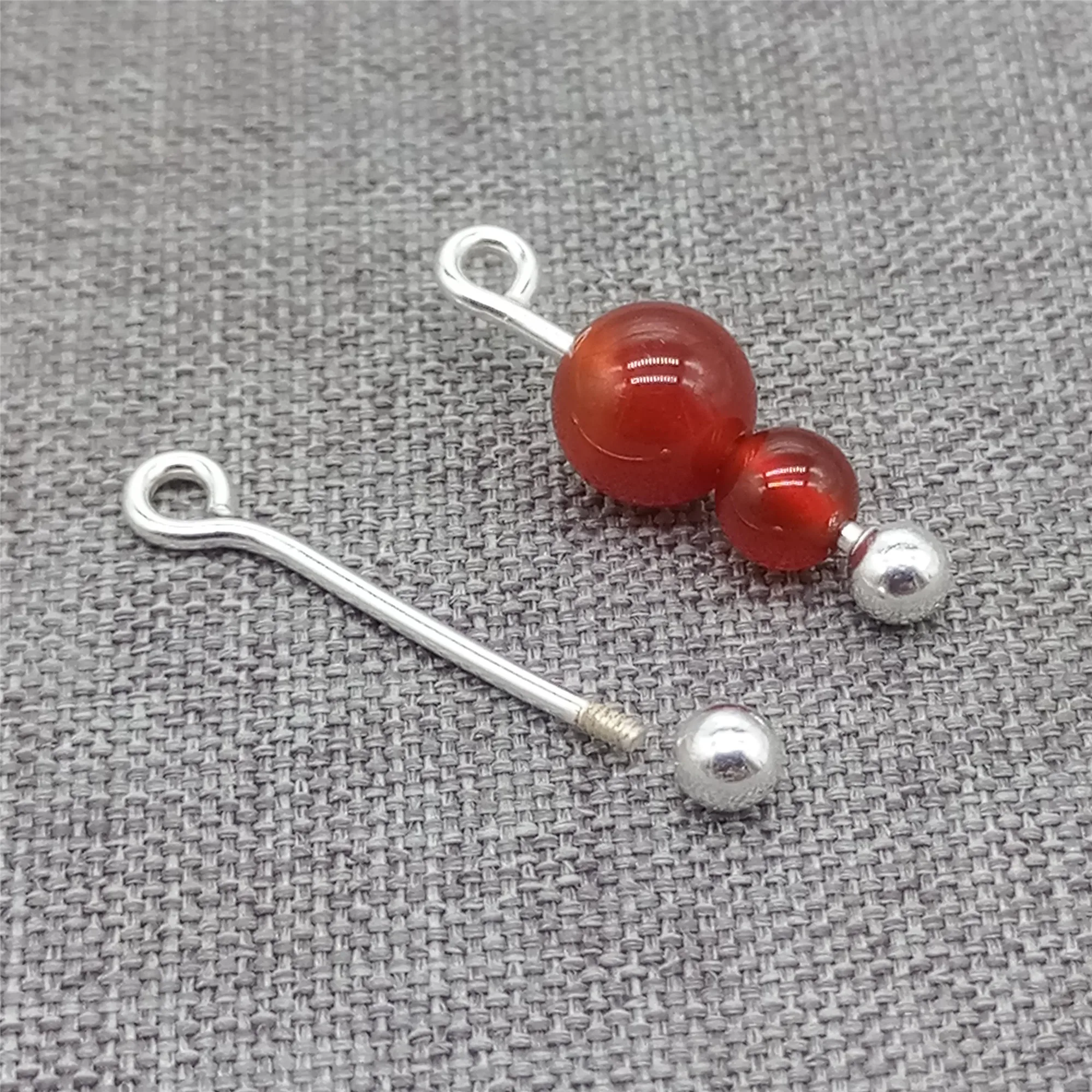 Серьги-гвоздики серебряного цвета с шариковой головкой