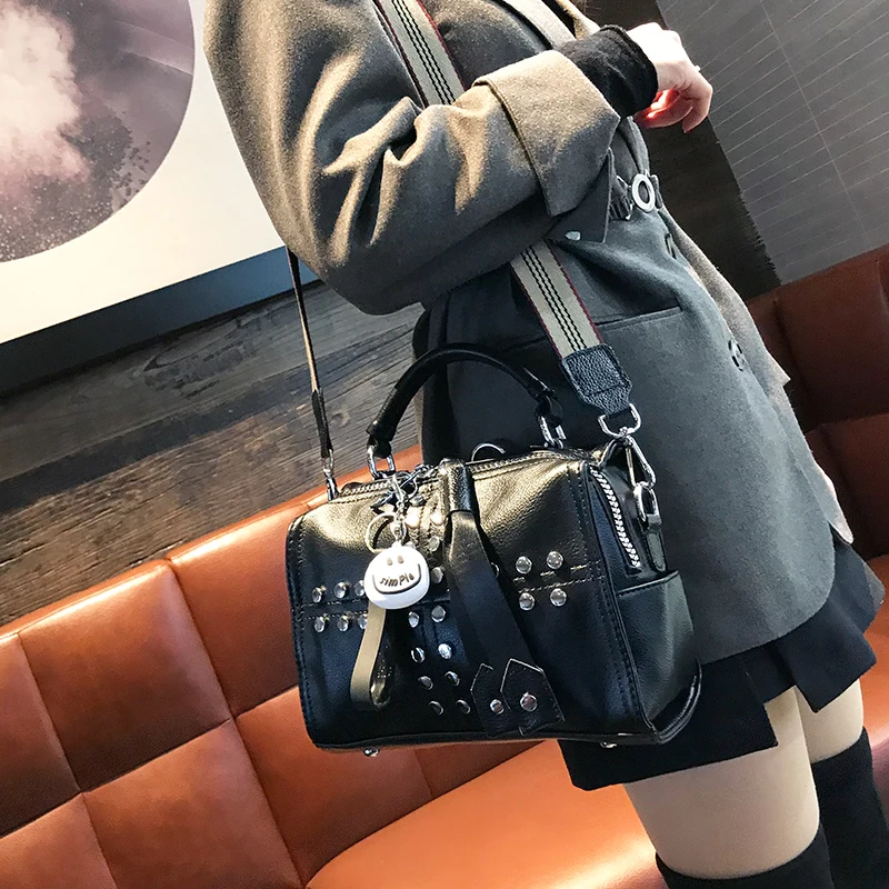 barato Moda Rebite Travesseiro Bolsa All-match Feminina Bolsas Casuais De Couro Macio De Banda Larga Ombro Saco Do Mensageiro Multi-purpose Mochila