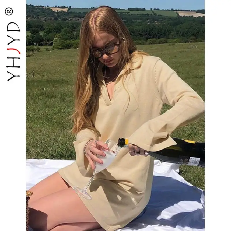 

Трикотажное однотонное платье с V-образным вырезом и длинным рукавом