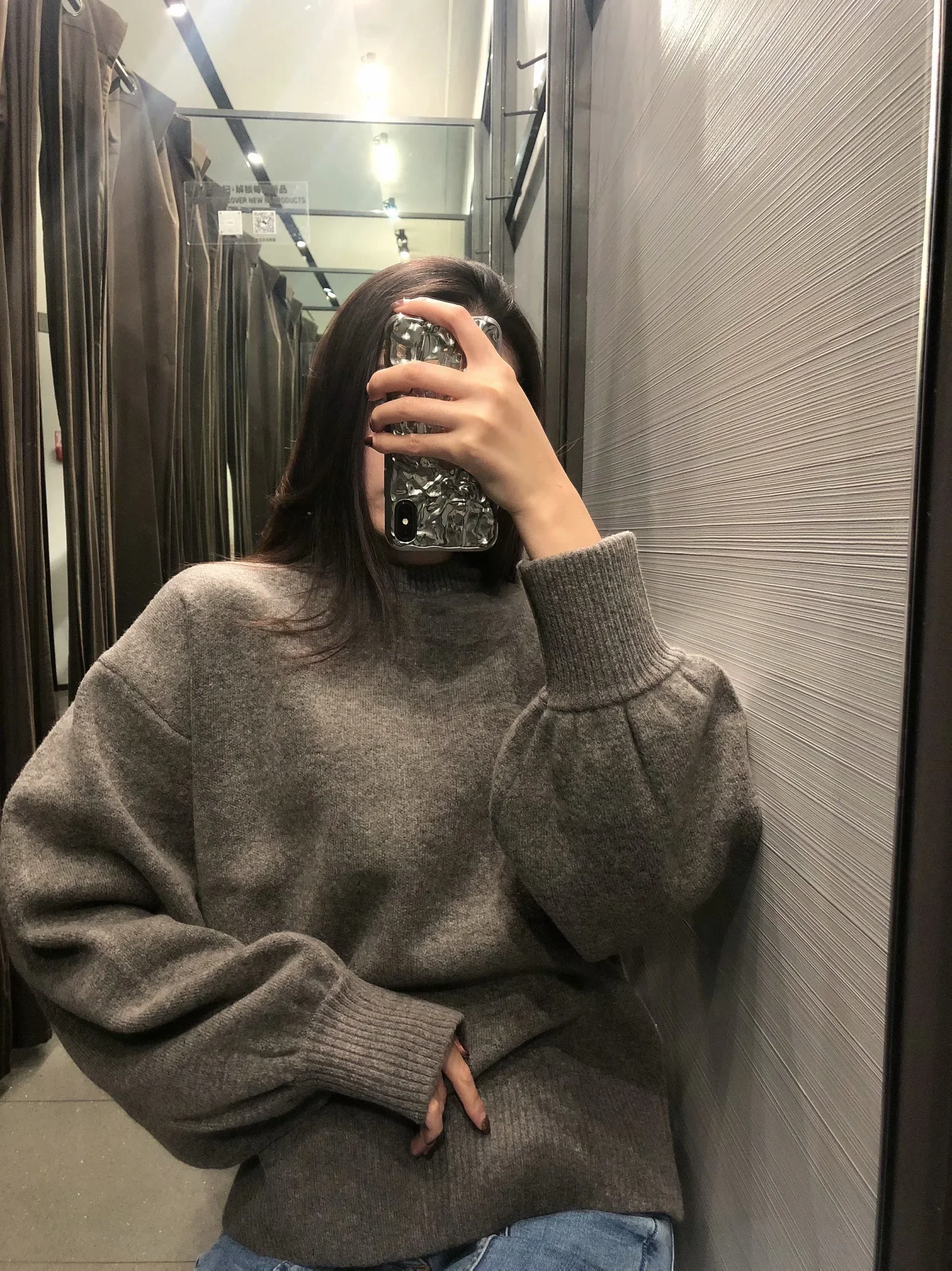 

A sweater with puffy sleeves and a jumper