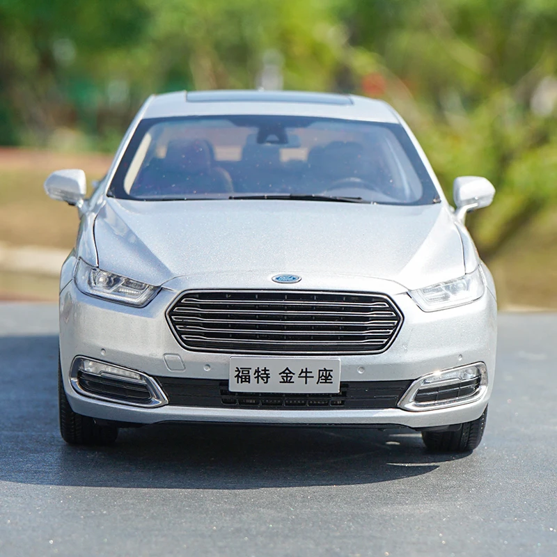 

Оригинальная Заводская модель автомобиля FORD TAURUS 1:18 из серебра и тяжелого металла, литая модель автомобиля в подарок на день рождения