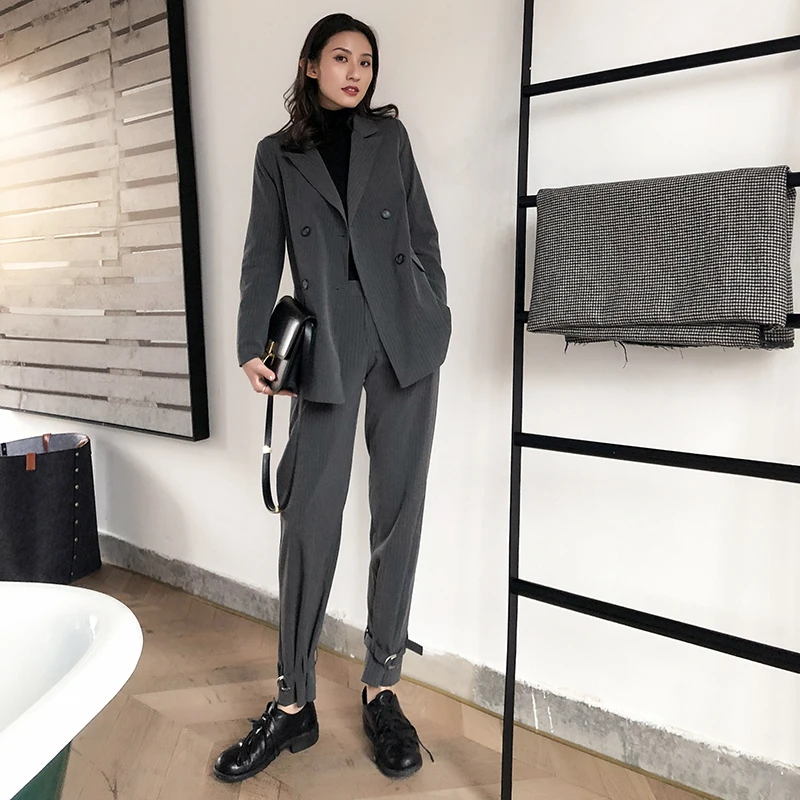 Женский деловой костюм из двух предметов модельный нишевый в полоску блейзера и