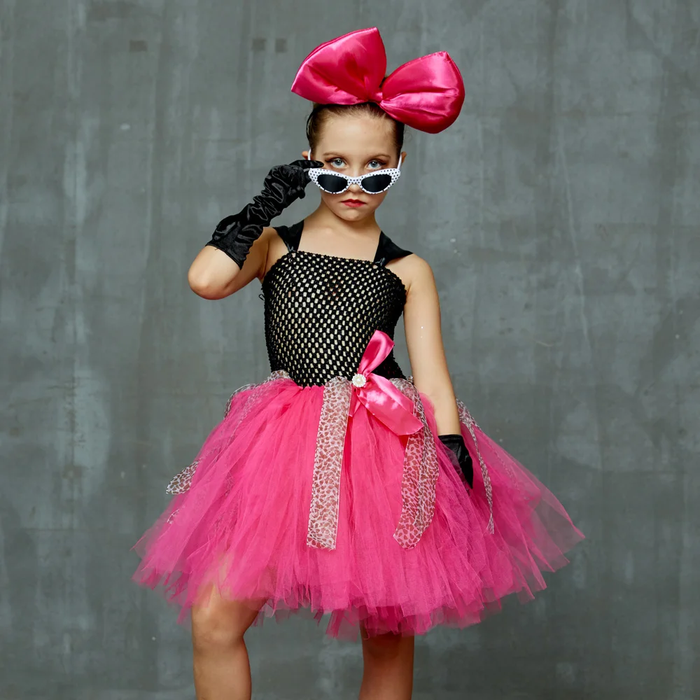 Женское платье-пачка с бантом и повязкой на голову |