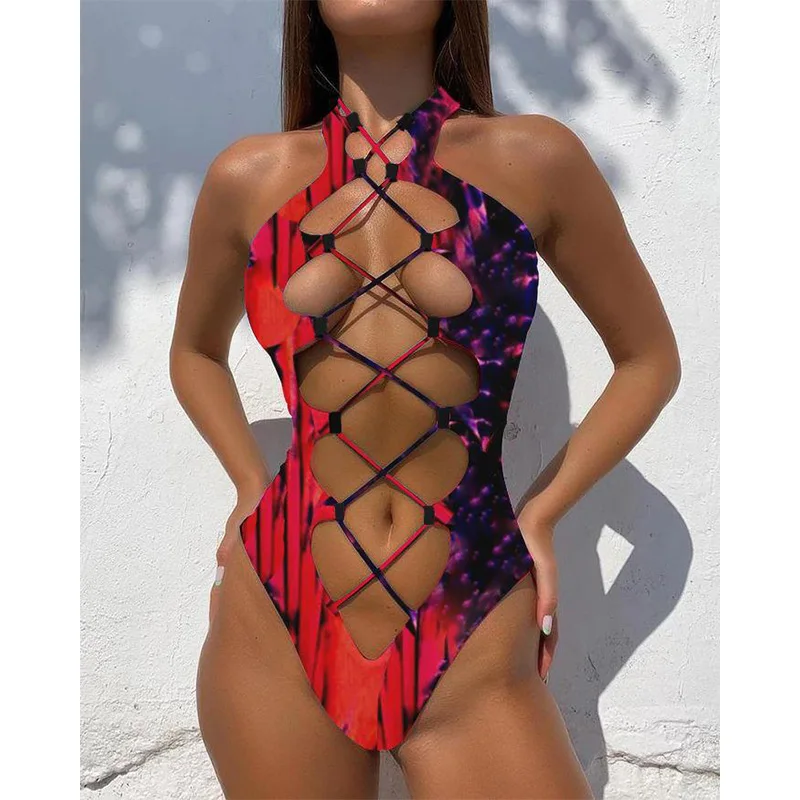 Соблазнительный слитный купальник с вырезами и перекрестной шнуровкой