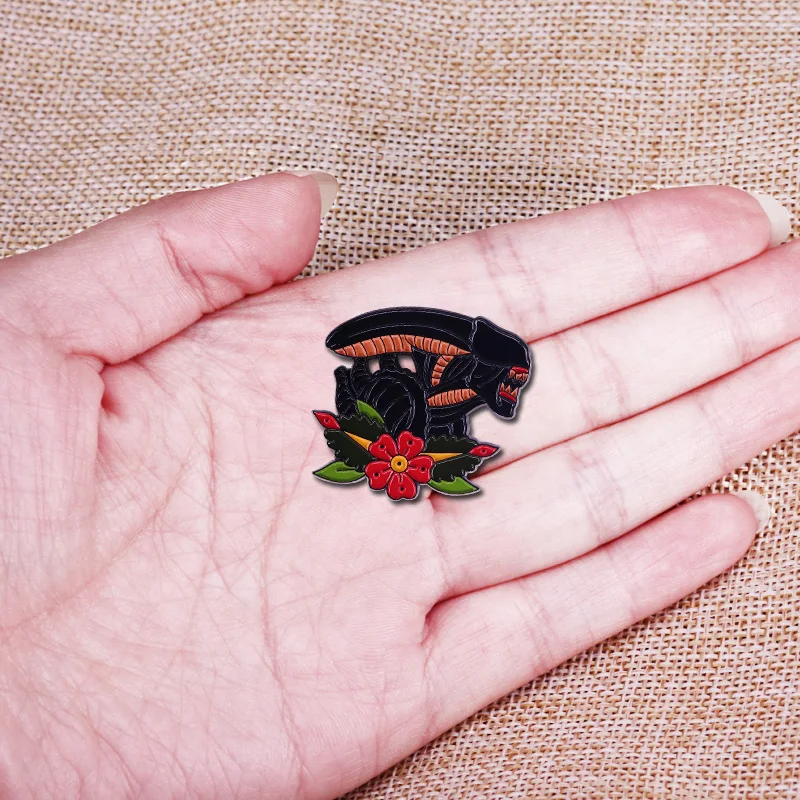 Xenomorph Alien Lapel Pin retro Tattoo Art Enamel brooch |