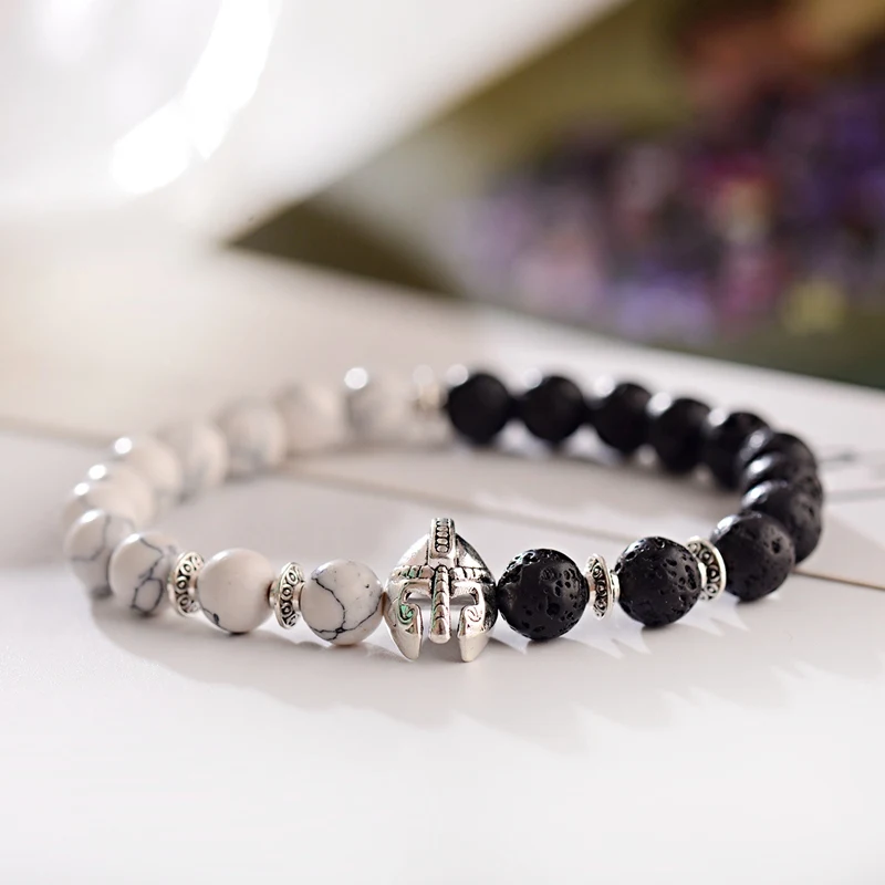 Мужской браслет из натуральной лавы черный и белый эластичного материала с