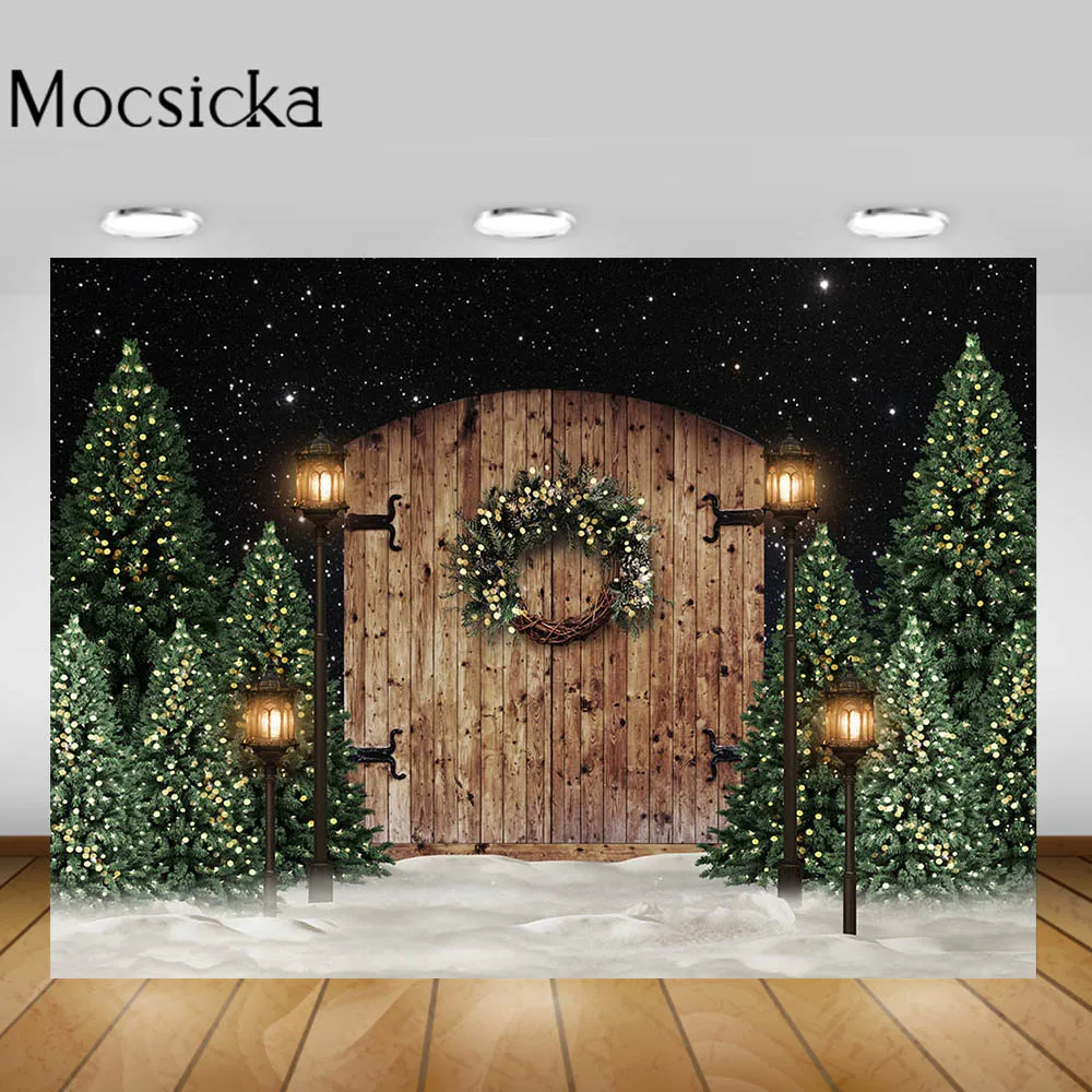 

Фон для фотосъемки новорожденных Mocsicka с изображением зимней снежной поля деревянной двери рождественской елки