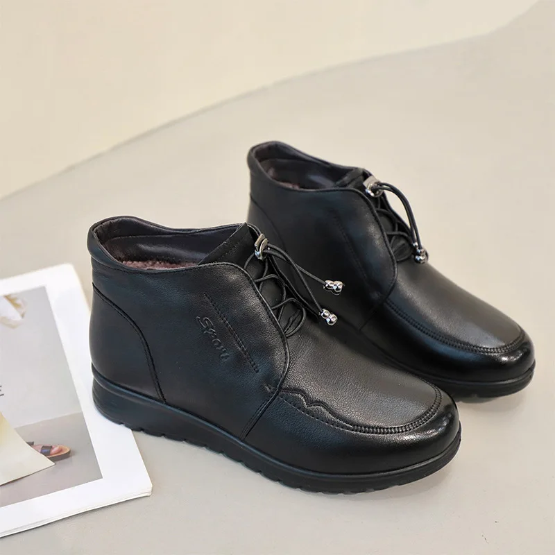 

The first layer of cowhide wool middle-aged mother shoes for 2021 winter new leather warm cotton shoes flat mid-top women's shoe