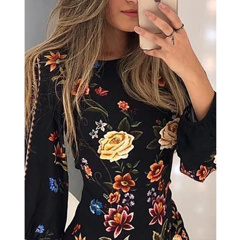 Женское винтажное платье с цветочным принтом черное облегающее вырезом на спине