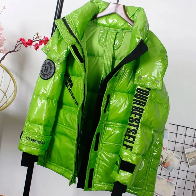 Женский короткий пуховик с капюшоном теплый на белом утином пуху надписью