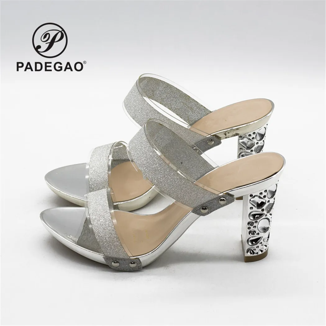 

Модное серебряное кольцо женская летняя обувь из натуральной кожи на квадратном каблуке; Тапочки с открытым носком; Легкие туфли для 2021 с по...