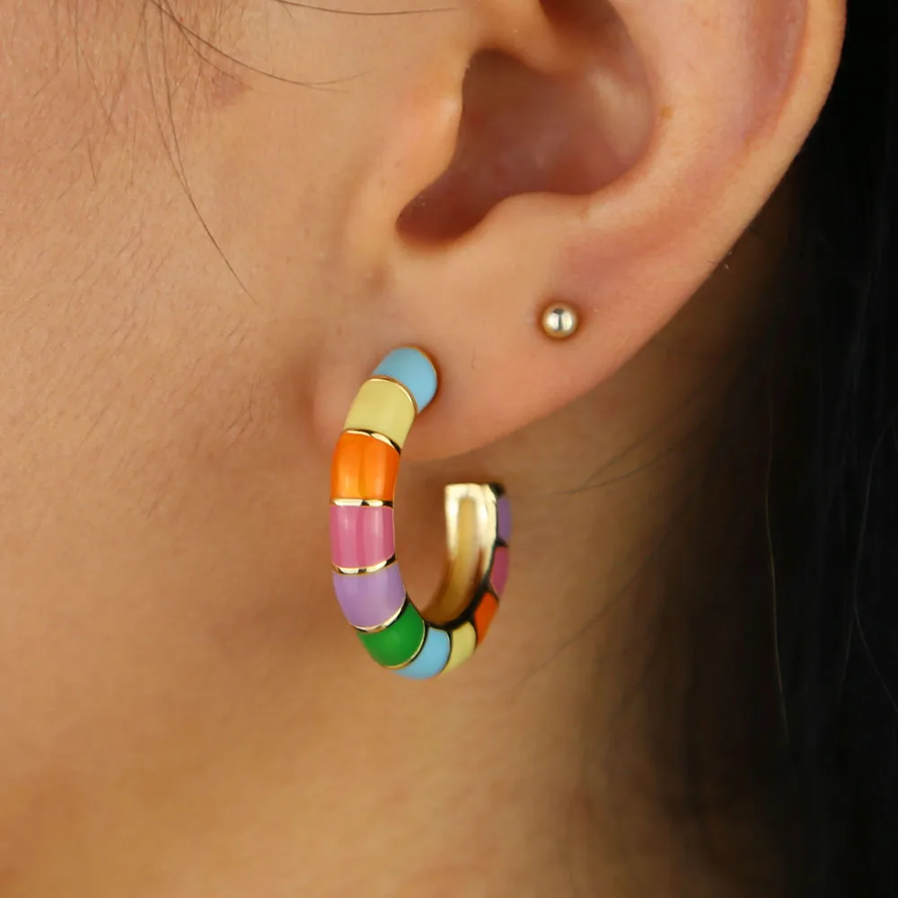 Яркие радужные эмалированные круглые серьги кольца золотого цвета модные
