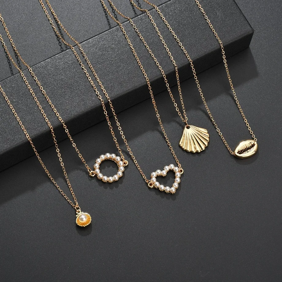 Женское колье в виде сердца золотистого цвета с искусственным жемчугом вечерние